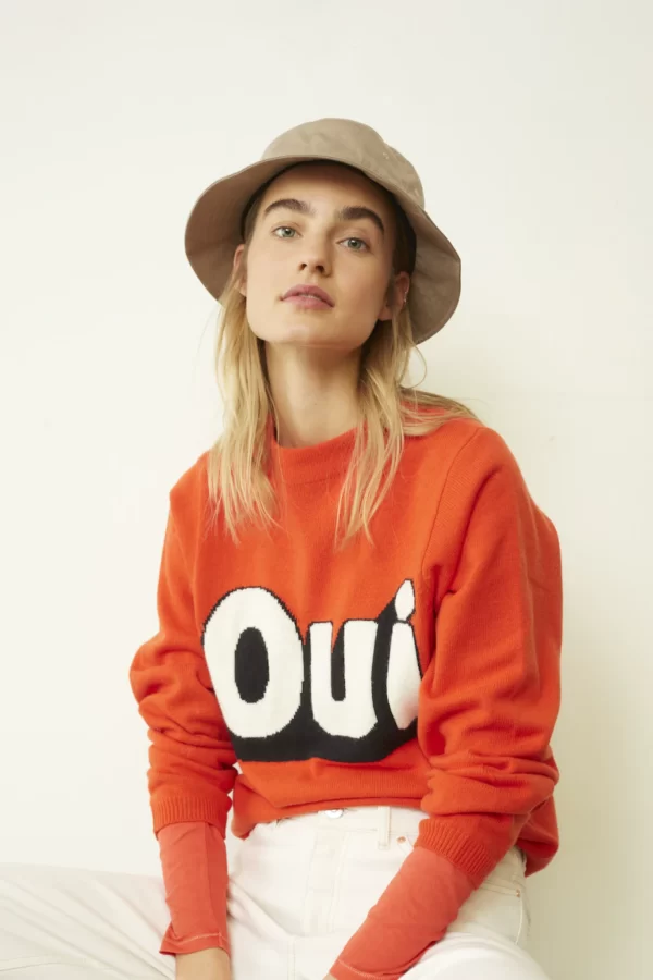Soft wool-modal blend Straight cut jumper With indicated stand-up collar Statement motif: Vintage Oui logo knitted in black and white Ribbed hem and arm